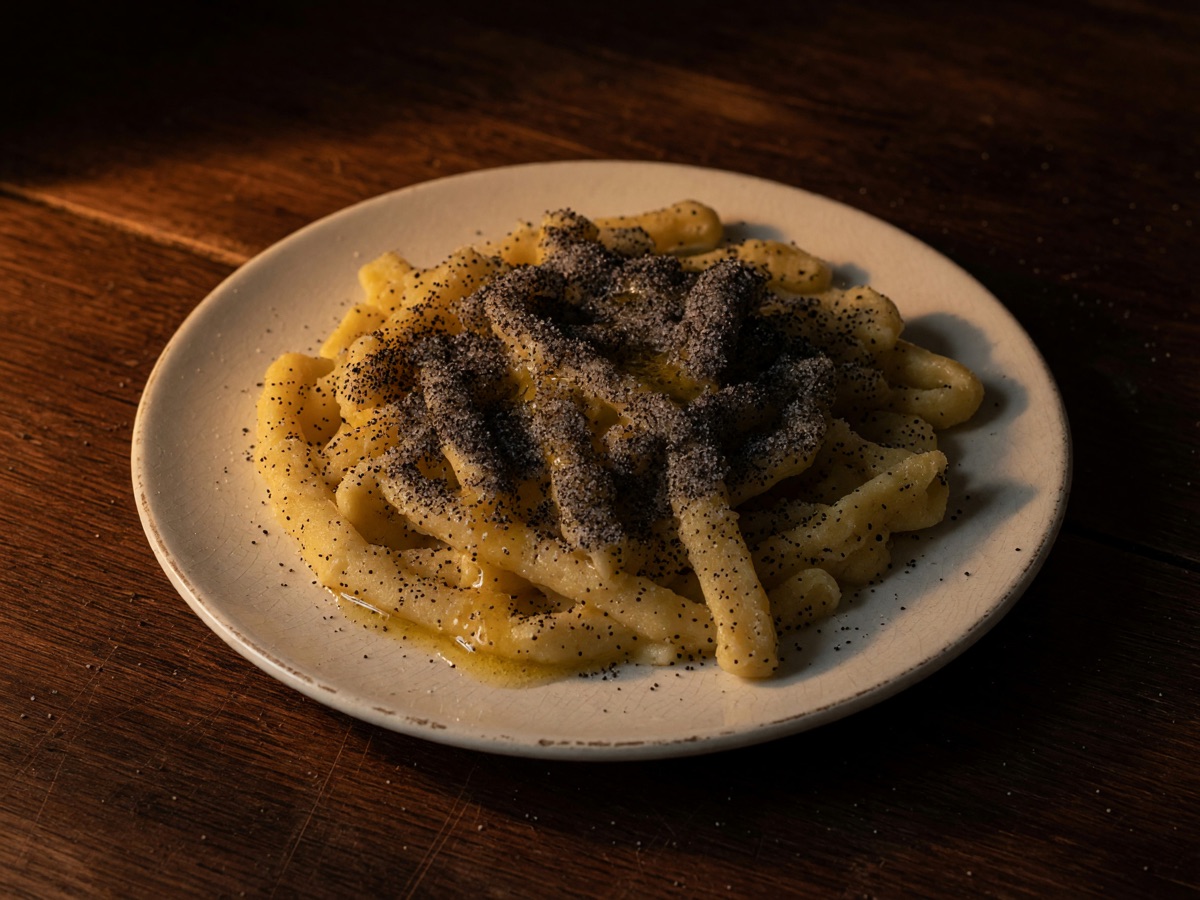 Mohnnudeln mit Butter und Zucker auf einem Teller